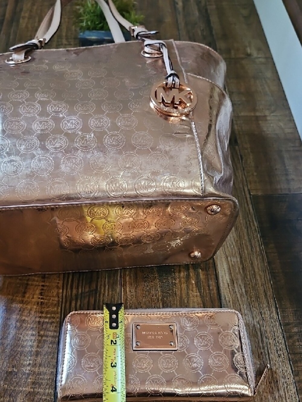 Michael Kors Metallic Rose Gold Tote with Matching Wallet - Picture 12 of 16